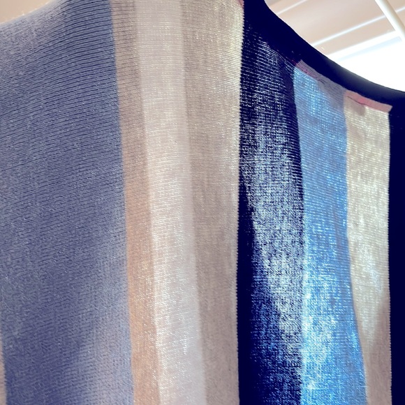 Isaac Mizrahi live! Poncho fit sweater. One size fits most. (Runs larger) - Picture 7 of 7